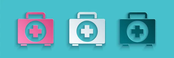 Corte de papel Icono del kit de primeros auxilios aislado sobre fondo azul. Caja médica con cruz. Equipo médico para emergencias. Concepto de salud. Estilo de arte de papel. Ilustración vectorial — Vector de stock