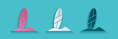 Kağıt kesme Surfboard simgesi mavi arka plan üzerinde izole. Sörf tahtası. Ekstrem sporlar. Spor ekipmanları. Kağıt sanat tarzı. Vektör İllüstrasyonu