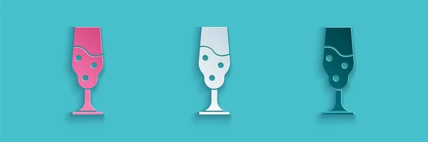 Papiergeschnittenes Weinglas-Symbol isoliert auf blauem Hintergrund. Weinglas-Ikone. Kelch-Symbol. Gläsernes Zeichen. Frohe Ostern. Papierkunst. Vektorillustration — Stockvektor
