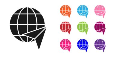 Siyah küre beyaz arka planda izole uçan uçak simgesi ile. Gezegen yeryüzünde uçak sinek. Uçak dünya simgesi. Simgeler renkli ayarlayın. Vektör Illustration