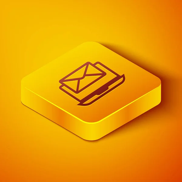 Linha isométrica Laptop com envelope e e-mail aberto no ícone de tela isolado no fundo laranja. E-mail marketing, conceitos de publicidade na internet. Botão quadrado amarelo. Ilustração vetorial — Vetor de Stock