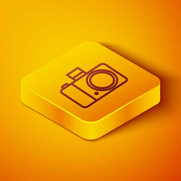 Linha isométrica Ícone da câmera fotográfica isolado no fundo laranja. Ícone da câmara fotográfica. Botão quadrado amarelo. Ilustração vetorial — Vetor de Stock