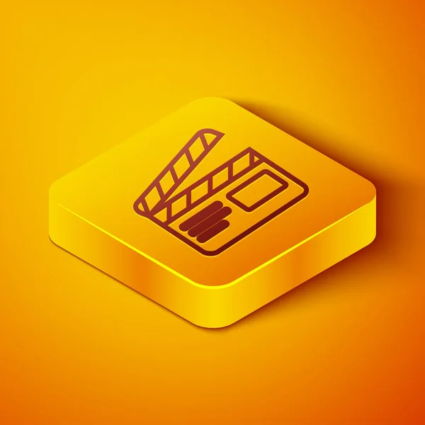 Icono de clapper de película de línea isométrica aislado sobre fondo naranja. Tablero de aplausos de película. Signo de tablilla. Producción de cine o industria de medios. Botón cuadrado amarillo. Ilustración vectorial — Vector de stock