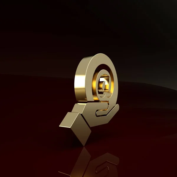 Gold Mail y e-mail en icono de mano aislado sobre fondo marrón. Envolvente símbolo e-mail. Señal de correo electrónico. Concepto minimalista. 3D ilustración 3D render —  Fotos de Stock