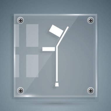 Gri arkaplanda beyaz koltuk değneği veya koltuk değneği simgesi var. Kas iskeleti hastalığı olan insanların rehabilitasyonu için gerekli ekipman. Kare cam paneller. Vektör İllüstrasyonu