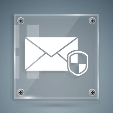 Gri zemin üzerinde kalkan simgesi olan beyaz zarf. Sigorta konsepti. Güvenlik, güvenlik, koruma, konsept koruma. Kare cam paneller. Vektör İllüstrasyonu