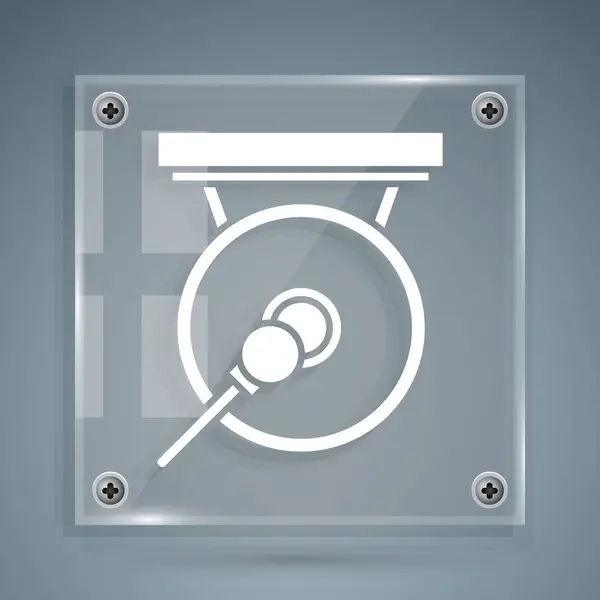 Instrumento de percussão musical Gong branco disco de metal circular e ícone de martelo isolado em fundo cinza. Painéis de vidro quadrados. Ilustração vetorial — Vetor de Stock