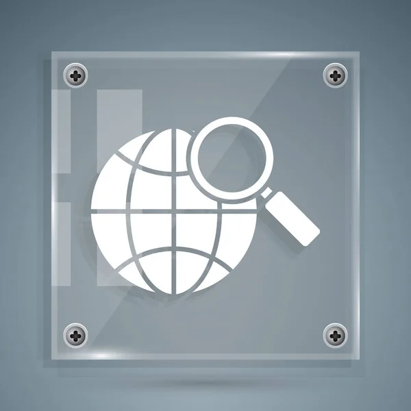 Lupa blanca con icono globo aislado sobre fondo gris. Analizando el mundo. Signo de búsqueda global. Paneles cuadrados de vidrio. Ilustración vectorial — Archivo Imágenes Vectoriales