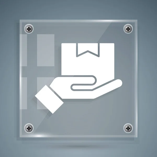 Fehér Szállító kéz kartondobozok ikon elszigetelt szürke háttér. Házhozszállítás futárral. Négyzet alakú üvegtáblák. Vektorillusztráció — Stock Vector