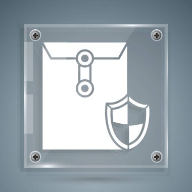 Gri zemin üzerinde kalkan simgesi olan beyaz zarf. Sigorta konsepti. Güvenlik, güvenlik, koruma, konsept koruma. Kare cam paneller. Vektör İllüstrasyonu