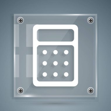 Gri arkaplanda beyaz hesap makinesi simgesi izole edildi. Muhasebe sembolü. İş hesaplamaları matematik eğitimi ve finans. Kare cam paneller. Vektör İllüstrasyonu