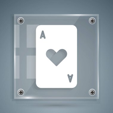 Gri arkaplanda kalp sembolü simgesi olan beyaz iskambil kartı. Kumarhane kumarı. Kare cam paneller. Vektör İllüstrasyonu