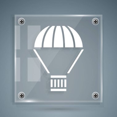 Paraşüt ikonu üzerinde uçan beyaz kutu gri arka planda izole edildi. Nakliye için paraşütlü paket. Teslimat servisi, hava taşımacılığı. Kare cam paneller. Vektör İllüstrasyonu
