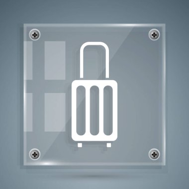 Seyahat simgesi için beyaz bavul gri arkaplanda izole edildi. Seyahat bagaj tabelası. Seyahat bagaj ikonu. Kare cam paneller. Vektör İllüstrasyonu