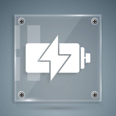 Beyaz Batarya simgesi gri arkaplanda izole edildi. Şimşek sembolü. Kare cam paneller. Vektör İllüstrasyonu