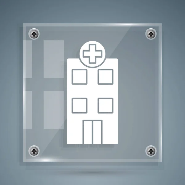 Edifício do hospital médico branco com ícone de cruz isolado em fundo cinza. Centro médico. Saúde. Painéis de vidro quadrados. Ilustração vetorial — Vetor de Stock