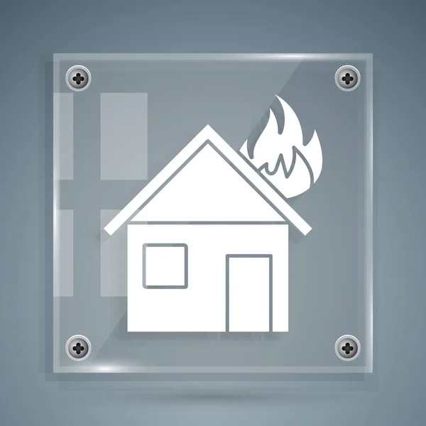 Fuego blanco en el icono de la casa en llamas aislado sobre fondo gris. Paneles cuadrados de vidrio. Ilustración vectorial — Vector de stock