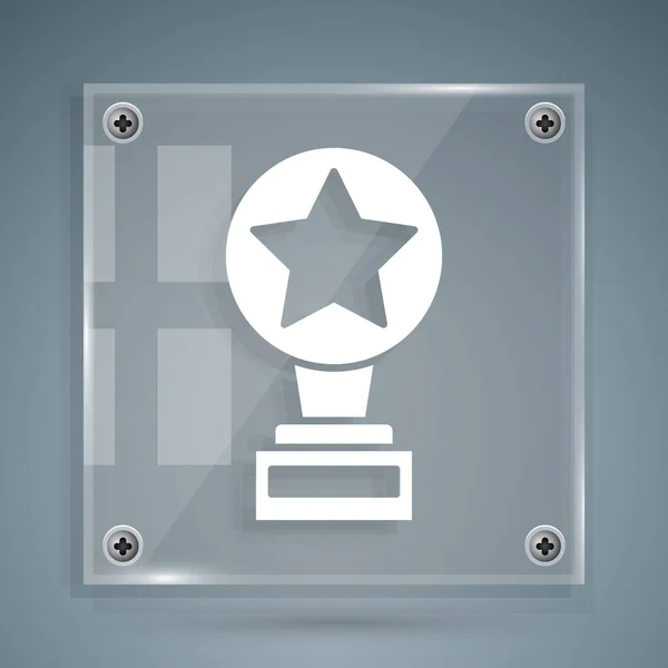 白色电影奖杯图标孤立在灰色背景。奥斯卡金像奖电影和电影的象征。方块玻璃面板。病媒图解 — 图库矢量图片