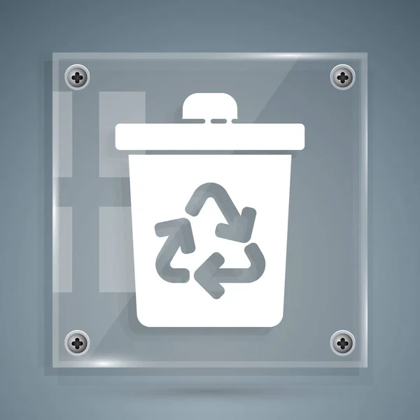 Cubo de reciclaje blanco con icono de símbolo de reciclaje aislado sobre fondo gris. Icono de bote de basura. Cartel de basura. Reciclar signo de cesta. Paneles cuadrados de vidrio. Ilustración vectorial — Archivo Imágenes Vectoriales