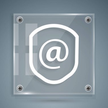Gri arkaplanda posta ve e-posta simgesi olan Beyaz Kalkan. Gardiyan. Güvenlik, güvenlik, koruma, gizlilik kavramı. Kare cam paneller. Vektör İllüstrasyonu