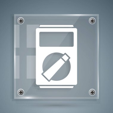 Beyaz Ampere ölçer, multimetre, voltmetre ikonu gri arkaplanda izole edilmiş. Elektrik akımını ölçmek için araçlar. Kare cam paneller. Vektör İllüstrasyonu