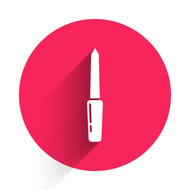 Beyaz Tırnak dosya simgesi uzun gölgede izole edildi. Manikür aleti. Kırmızı daire düğmesi. Vektör İllüstrasyonu