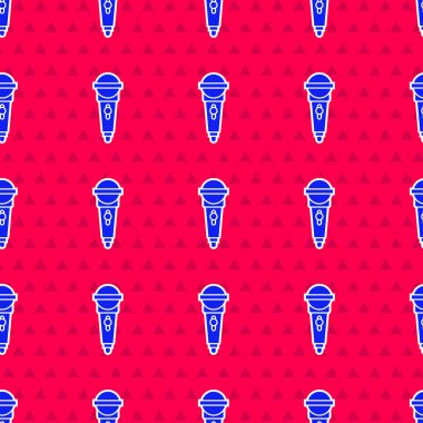 Mavi Mikrofon simgesi kırmızı arkaplanda izole edilmiş. Radyodaki mikrofondan. Sözcü işareti. Vektör İllüstrasyonu