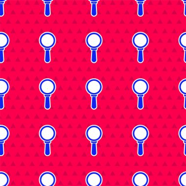 Mavi büyüteç simgesi kırmızı arkaplanda izole edilmiş kusursuz desen. Arama, odaklanma, yakınlaştırma, iş sembolü. Vektör İllüstrasyonu