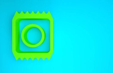 Güvenli seks ikonunda yeşil prezervatif mavi arka planda izole edilmiş. Güvenli aşk sembolü. Erkekler için doğum kontrol yöntemi. Minimalizm kavramı. 3d illüstrasyon 3B canlandırma