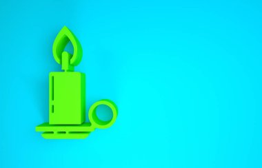Mavi arkaplanda izole edilmiş, şamdan simgesinde yanan yeşil mum. Silindirik mum çubuğu ve yanan ateş. Minimalizm kavramı. 3d illüstrasyon 3B canlandırma