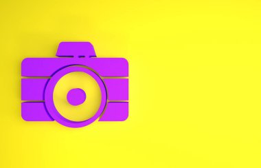 Sarı arkaplanda mor fotoğraf makinesi simgesi izole edildi. Fotoğraf makinesi simgesi. Minimalizm kavramı. 3d illüstrasyon 3B canlandırma