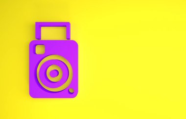 Sarı arkaplanda mor fotoğraf makinesi simgesi izole edildi. Fotoğraf makinesi simgesi. Minimalizm kavramı. 3d illüstrasyon 3B canlandırma