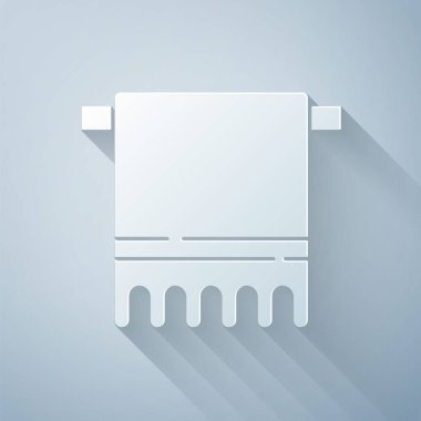 Kağıt kesiği, gri arkaplanda izole edilmiş bir askı simgesinin üzerinde. Banyo havlusu ikonu. Kağıt sanatı tarzı. Vektör İllüstrasyonu
