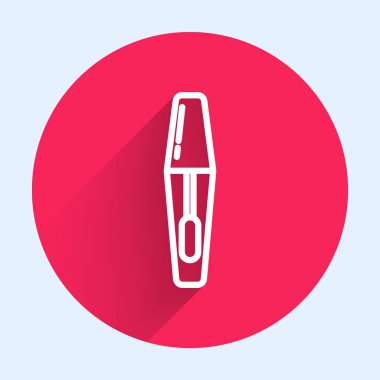 Beyaz çizgi Mascara fırça ikonu uzun gölgeli izole edilmiş. Kırmızı daire düğmesi. Vektör İllüstrasyonu