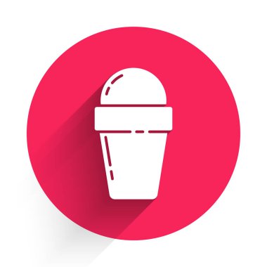 Gözleme külahında beyaz dondurma uzun gölgeli izole edilmiş. Güzel sembol. Kırmızı daire düğmesi. Vektör İllüstrasyonu