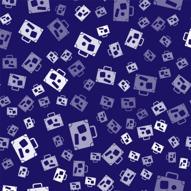 Seyahat simgesi için beyaz bavul mavi arka planda izole edilmiş pürüzsüz desen. Seyahat bagaj tabelası. Seyahat bagaj ikonu. Vektör İllüstrasyonu