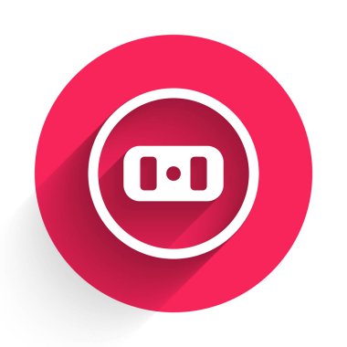 Beyaz Elektrik çıkış simgesi uzun gölgeli izole edilmiş. Elektrik prizi. Rosette sembolü. Kırmızı daire düğmesi. Vektör İllüstrasyonu