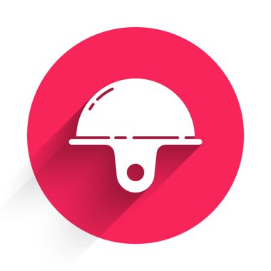 Beyaz İşçi güvenlik başlığı simgesi uzun gölgeli izole edilmiş. Kırmızı daire düğmesi. Vektör İllüstrasyonu