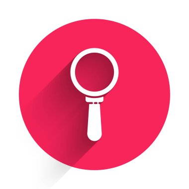 Uzun gölgeli beyaz büyüteç simgesi. Arama, odaklanma, yakınlaştırma, iş sembolü. Kırmızı daire düğmesi. Vektör İllüstrasyonu