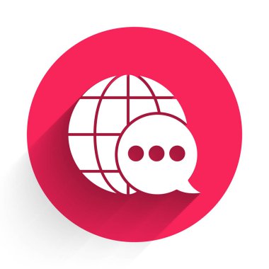 Beyaz Dünya haritası konuşma baloncuğu simgesinden yapılmış, uzun gölgeli. Dünya 'daki küresel iletişim şeması. Kırmızı daire düğmesi. Vektör İllüstrasyonu