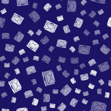 Zarflı beyaz dizüstü bilgisayar ve açık eposta mavi arkaplanda izole edilmiş ekran simgesi. E-posta pazarlama, internet reklamcılığı kavramları. Vektör İllüstrasyonu