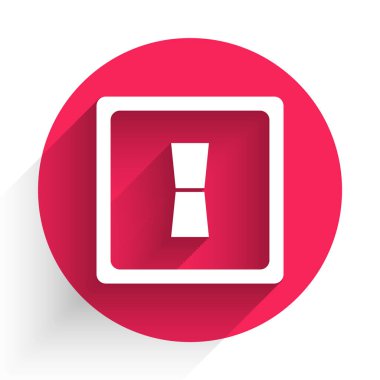 Uzun gölgeli beyaz elektrik düğmesi simgesi izole edildi. Açık ve kapalı simgesi. Loş ışık düğmesi işareti. Enerji tasarrufu kavramı. Kırmızı daire düğmesi. Vektör İllüstrasyonu