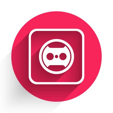 Beyaz Elektrik çıkış simgesi uzun gölgeli izole edilmiş. Elektrik prizi. Rosette sembolü. Kırmızı daire düğmesi. Vektör İllüstrasyonu