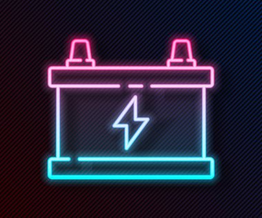 Parlak neon çizgili araba aküsü simgesi siyah arkaplanda izole edildi. Akümülatör bataryası enerji ve elektrik akümülatörü bataryası. Vektör İllüstrasyonu
