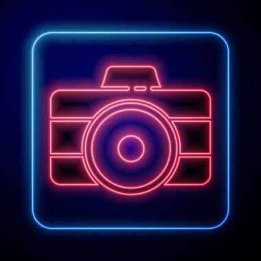 Parlayan neon fotoğraf makinesi ikonu mavi arkaplanda izole edildi. Fotoğraf makinesi simgesi. Vektör İllüstrasyonu