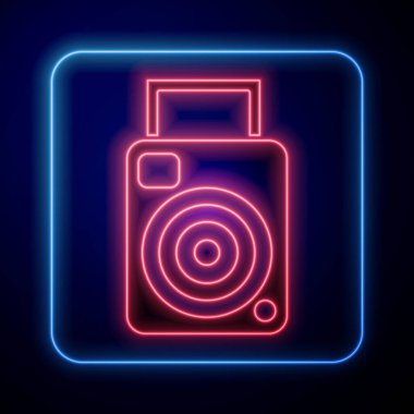 Parlayan neon fotoğraf makinesi ikonu mavi arkaplanda izole edildi. Fotoğraf makinesi simgesi. Vektör İllüstrasyonu