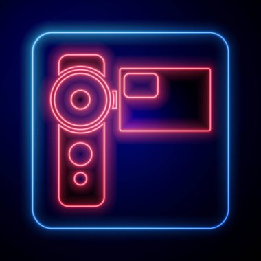 Parlayan neon sinema kamera ikonu mavi arkaplanda izole edildi. Video kamera. Film tabelası. Film projektörü. Vektör İllüstrasyonu