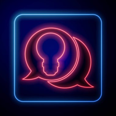 Mavi arka planda izole edilmiş fikir ikonu kavramına sahip parlak neon konuşma balonu ve ampul. Enerji ve fikir sembolü. Vektör İllüstrasyonu