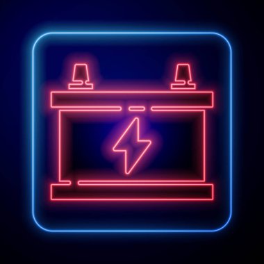 Parlayan neon araba akü ikonu mavi arka planda izole edildi. Akümülatör bataryası enerji ve elektrik akümülatörü bataryası. Vektör İllüstrasyonu