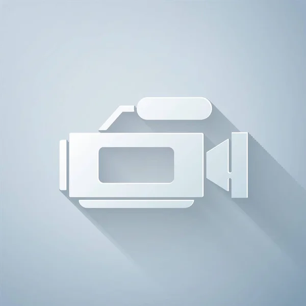 Corte de papel Icono de cámara de cine aislado sobre fondo gris. Videocámara. Signo de película. Proyector de cine. Estilo de arte de papel. Ilustración vectorial — Vector de stock